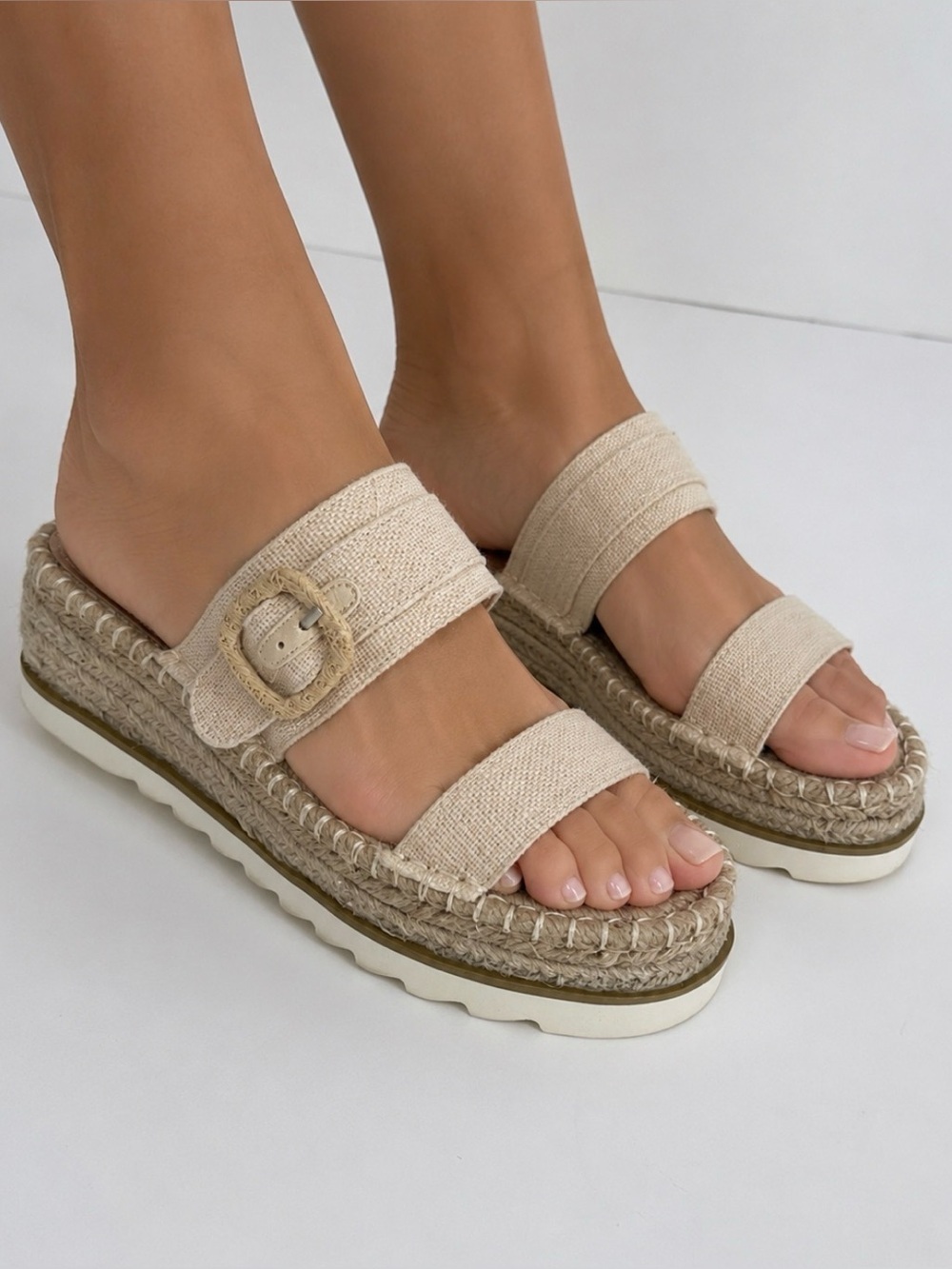 Oasis Society NWOT The Reese  Plarform Buckle Wedge Sandal Raffia Resort Size 8
